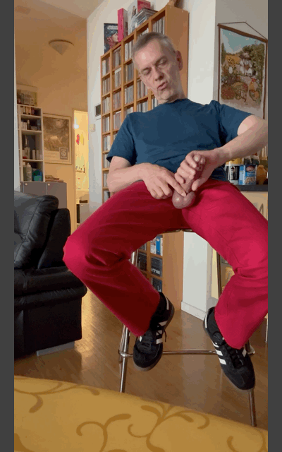 Kırmızı kot pantolonun GIF görüntüleri